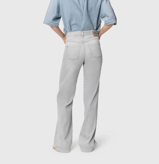 Mac Dream Wide - Mid Waist Wide Leg - Ash Grey Washed Damenjeans in hellgrauer Waschung mit weiter Passform und Rückansicht
