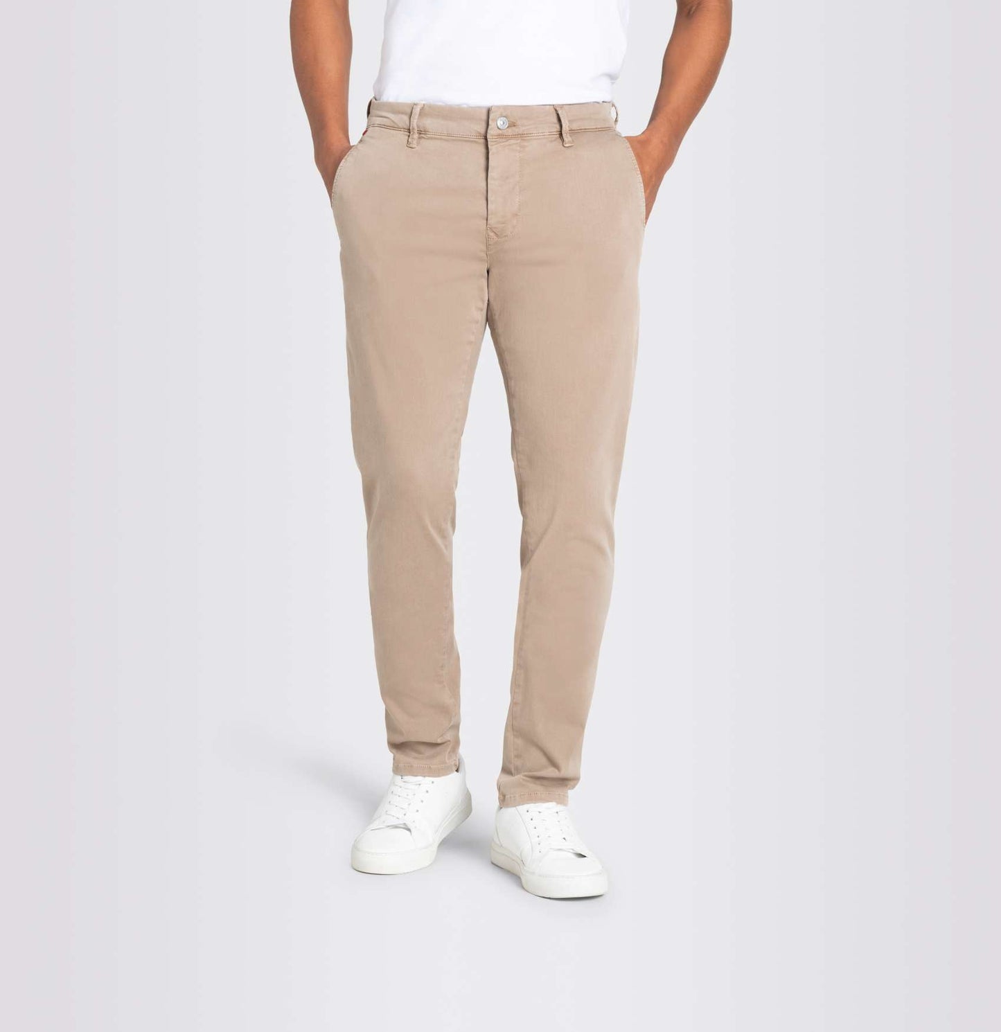 Die Mac Driver Pants Slim Dune in voller Länge, kombiniert mit weißen Sneakers für einen lässigen und stilvollen Look.