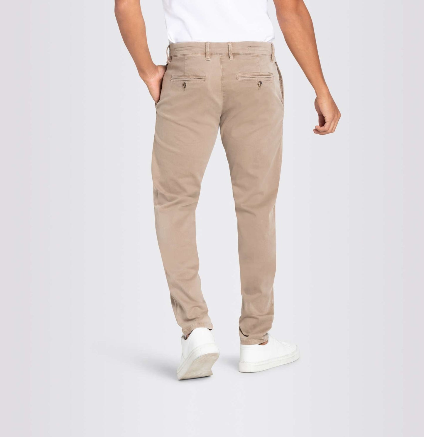 Rückansicht der Mac Driver Pants Slim Dune, eine moderne Chino mit schmalem Schnitt und elastischem Bund für optimalen Tragekomfort.