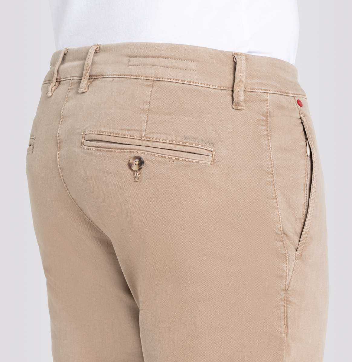 Detailaufnahme der Mac Driver Pants Slim Dune in Beige mit Fokus auf die Gesäßtaschen und das hochwertige Material.