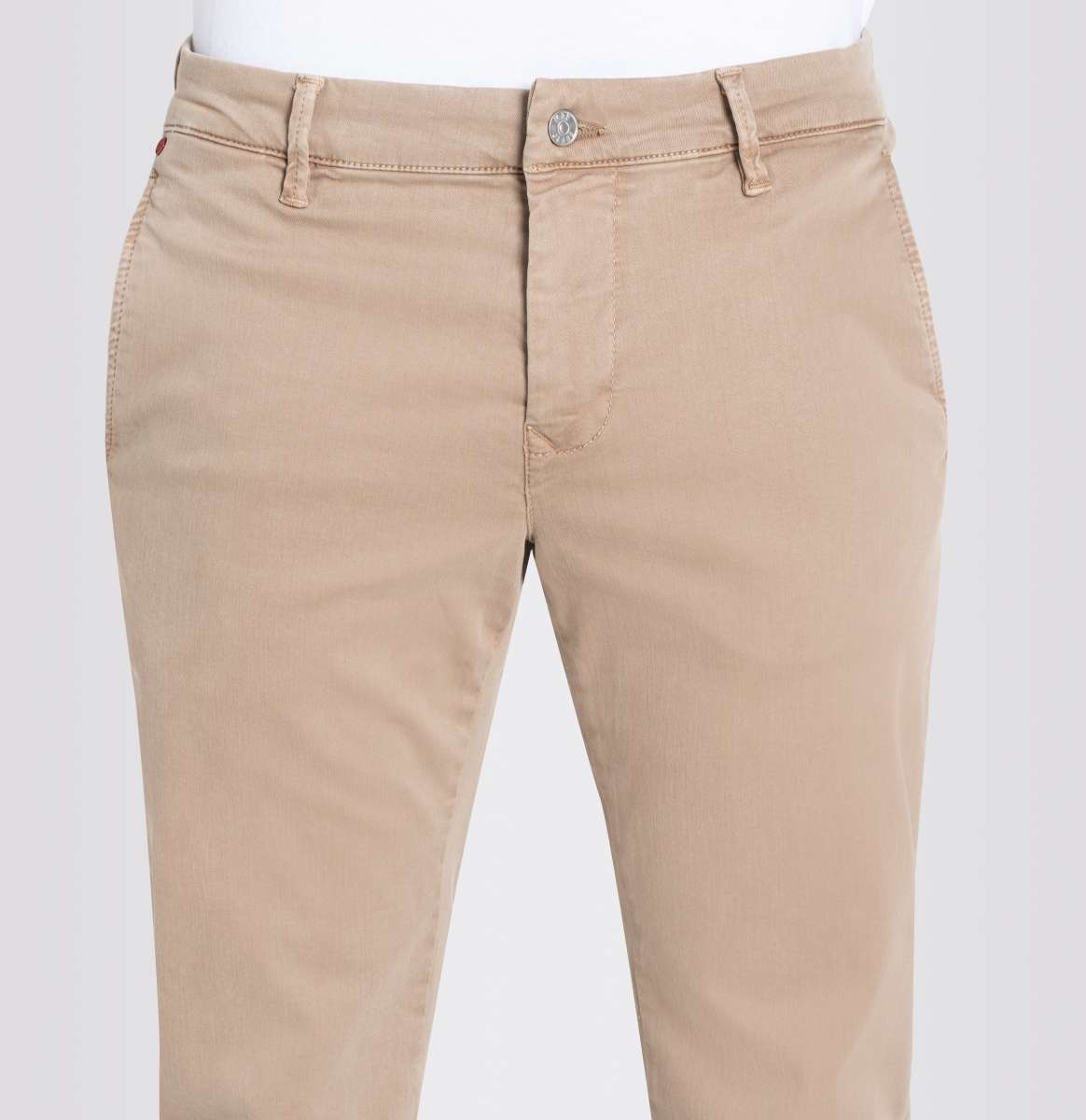 Nahaufnahme der Mac Driver Pants Slim Dune mit Fokus auf den Bund, Knopfverschluss und seitliche Eingrifftaschen.