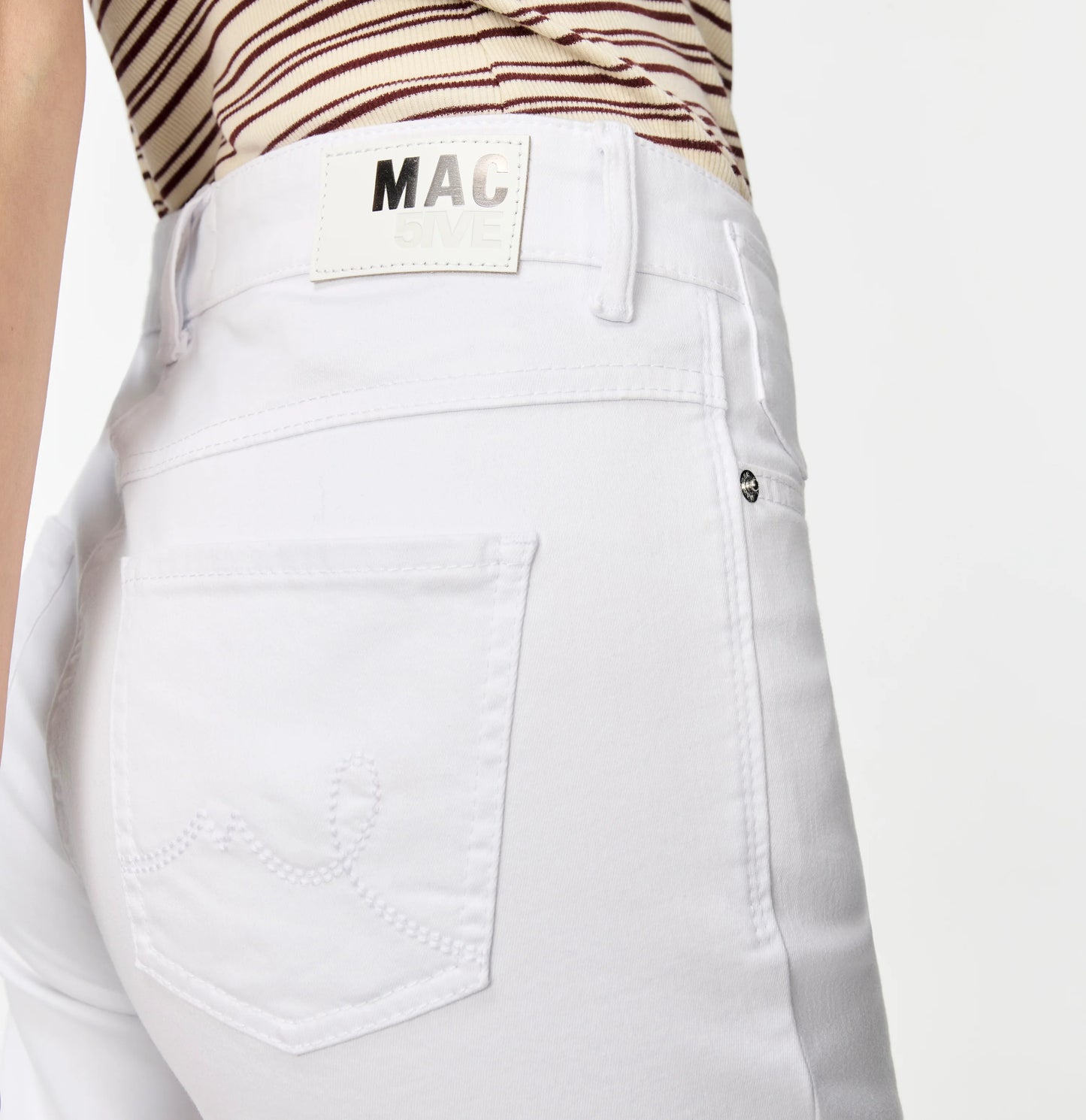 Mac Laura - Bootcut - White Detailaufnahme der weißen Bootcut-Jeans mit Gesäßtasche, Ziernaht und MAC Logo-Patch