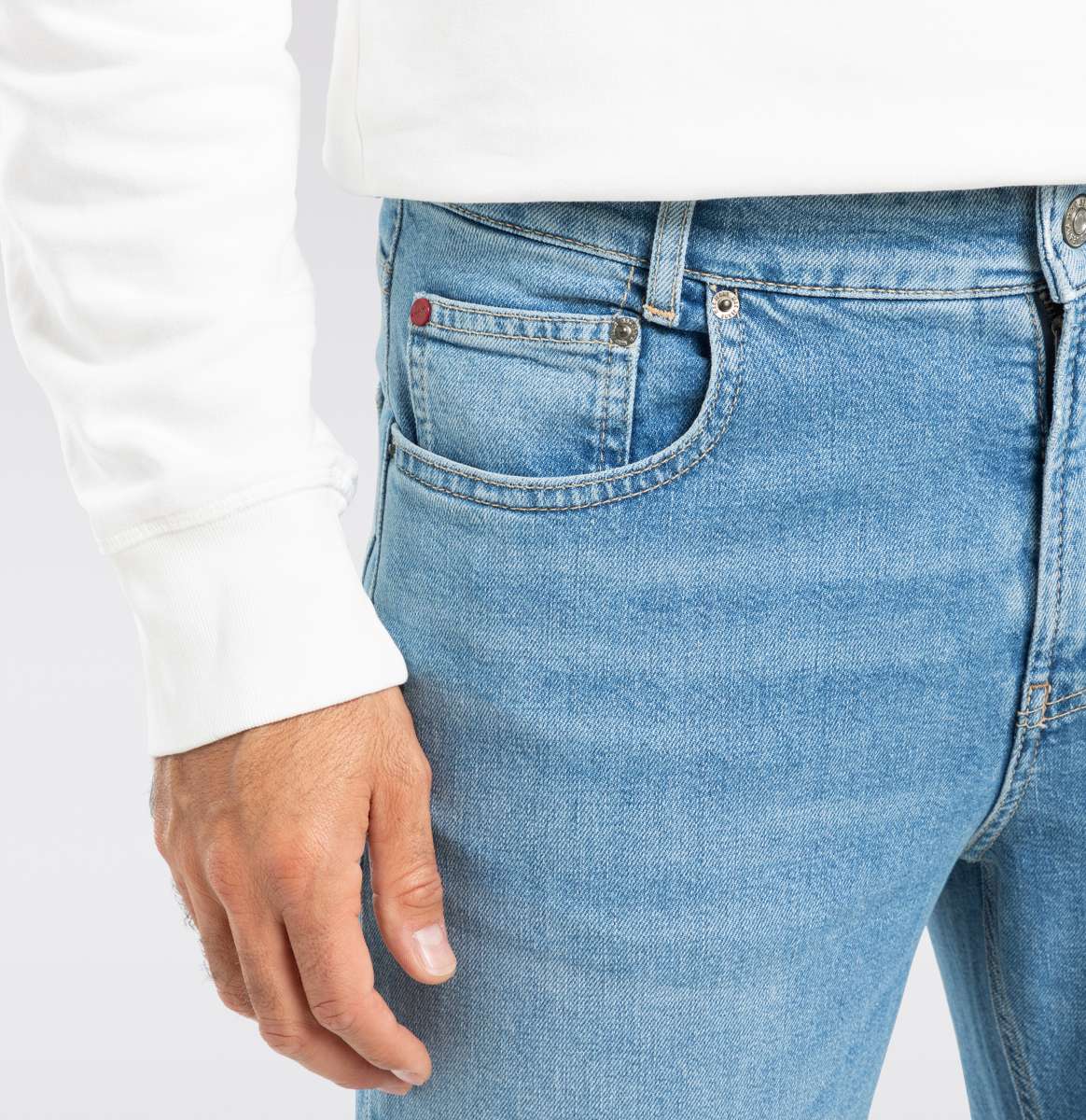 Nahaufnahme der Mac Rick Comfort Authentic Summer Bleach – Jeans mit klassischem Five-Pocket-Design, weichem Griff und hoher Elastizität für maximalen Tragekomfort.