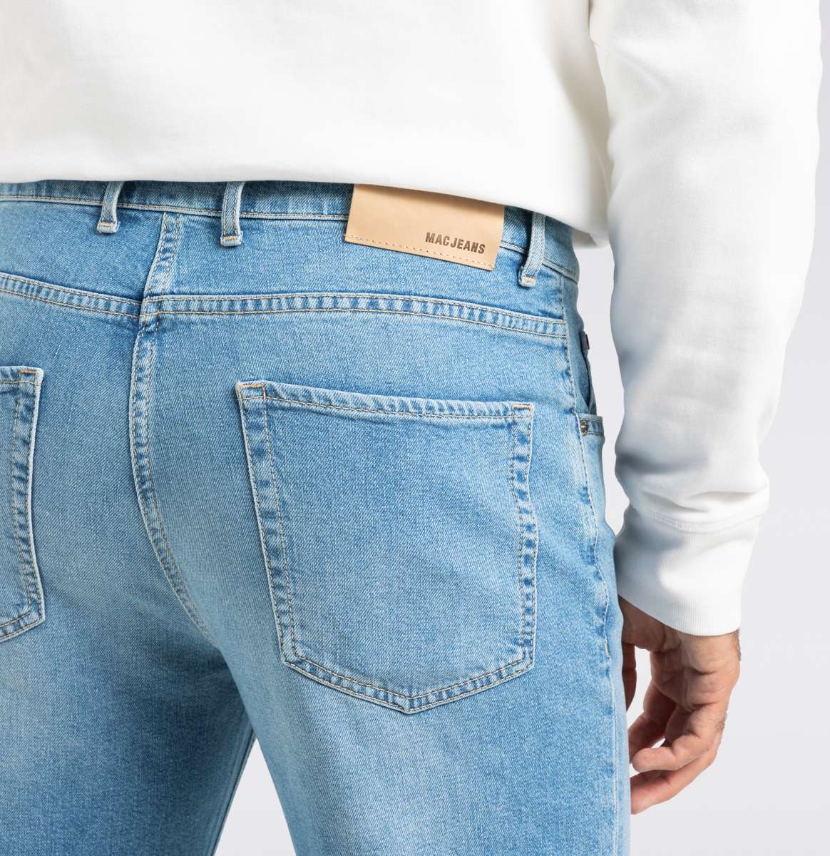Detailaufnahme der Mac Rick Comfort Authentic Summer Bleach – klassische Jeans mit dezenten Gesäßtaschen, Mac Jeans Logo-Patch und nachhaltiger Denim-Qualität.
