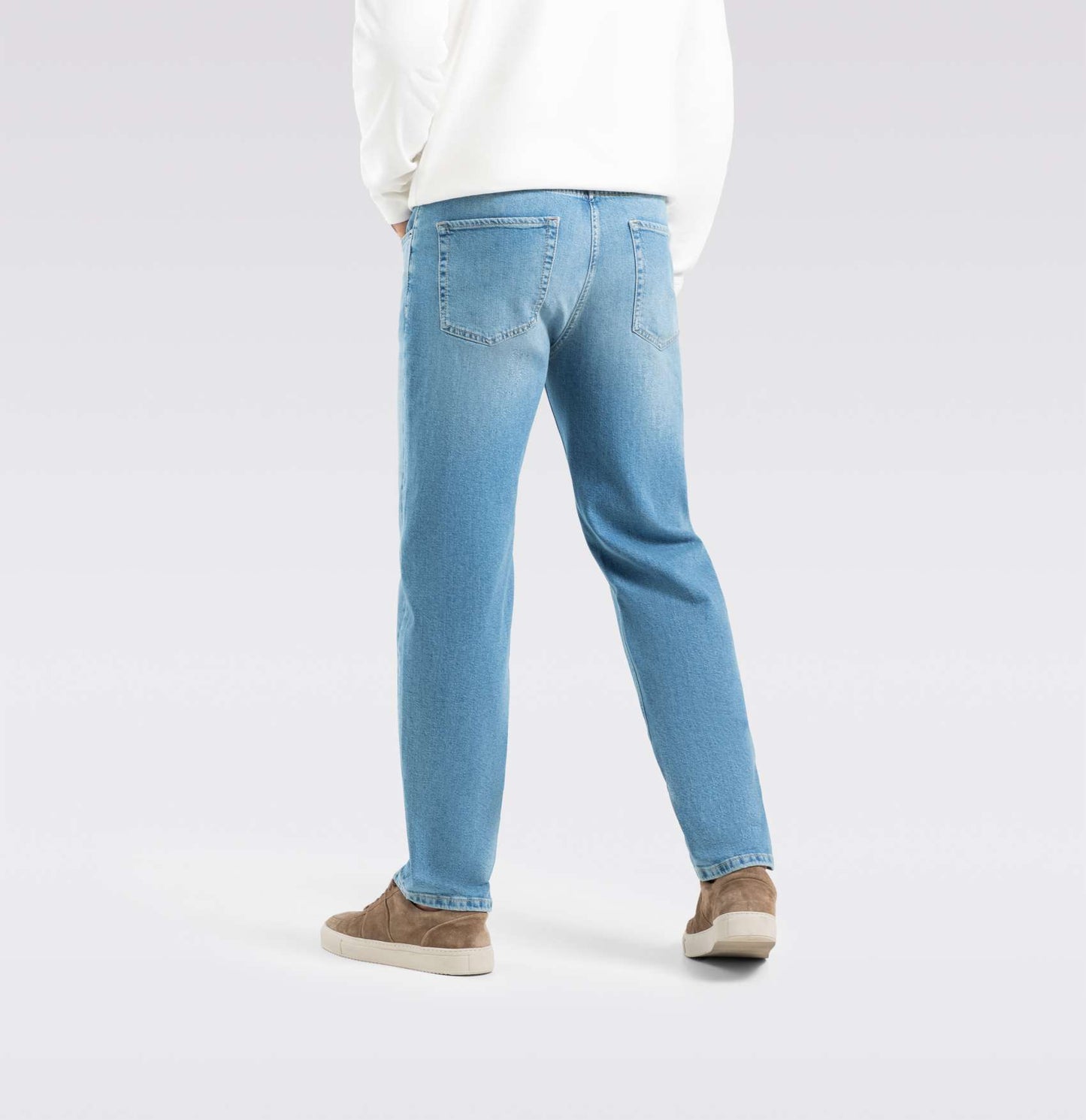 Rückansicht der Mac Rick Comfort Authentic Summer Bleach – Jeans mit authentischer Vintage-Optik, bequemer Passform und hochwertigem Denim aus recycelter Baumwolle.