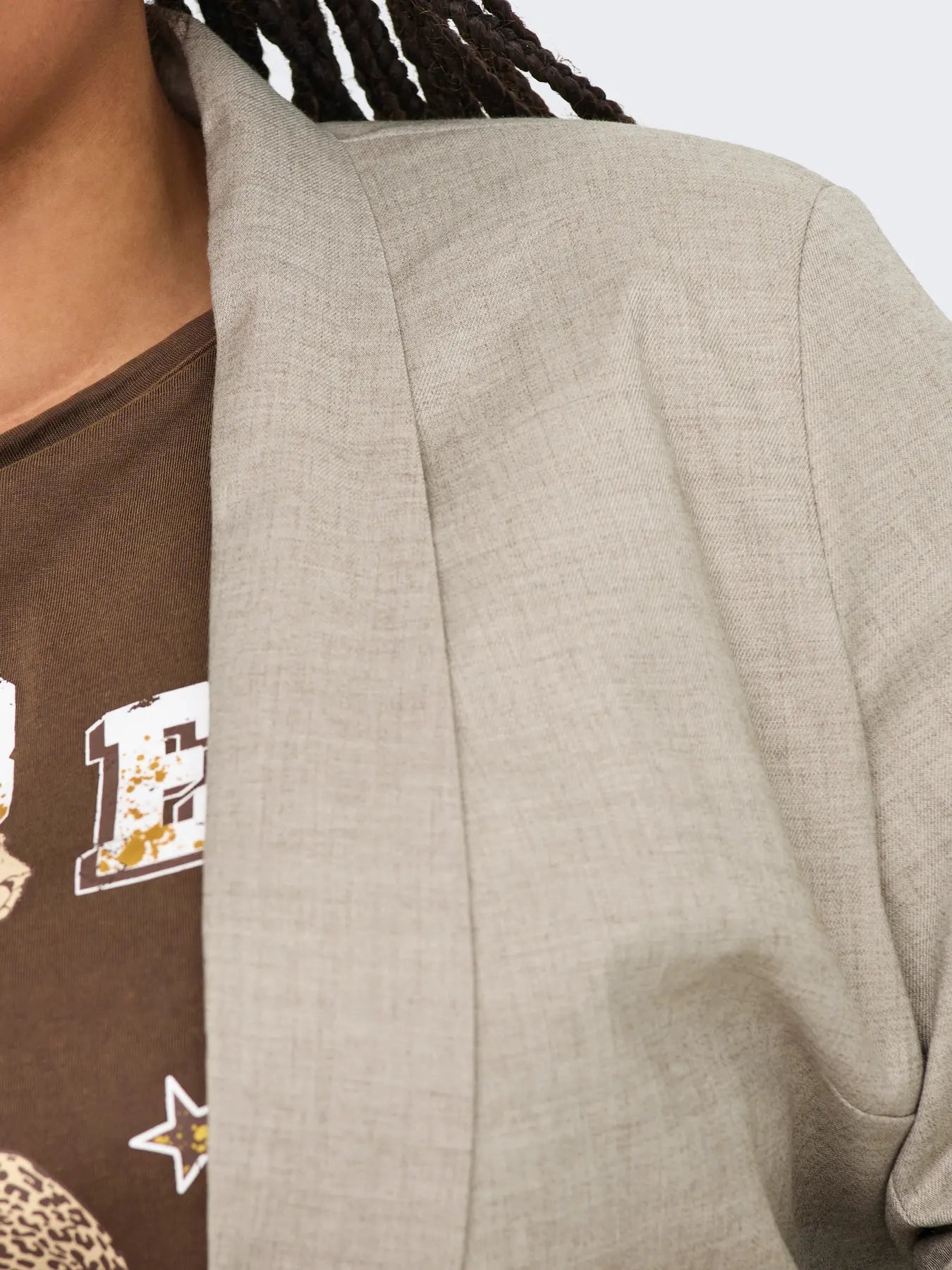 Detailaufnahme des Only Carmakoma Elly 3/4 Life Blazers in White Pepper Melange, zeigt die feine Stoffstruktur und das Design.