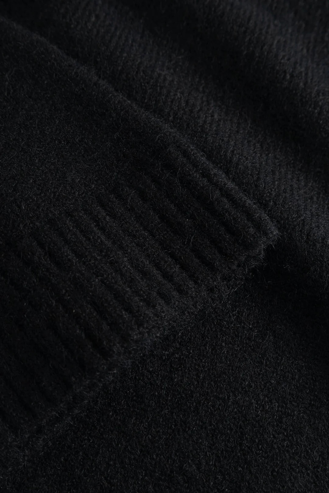 Detailaufnahme des Materials vom Noella Lenyx Knit Cardigan Black mit weichem Strick und breiten Rippbündchen