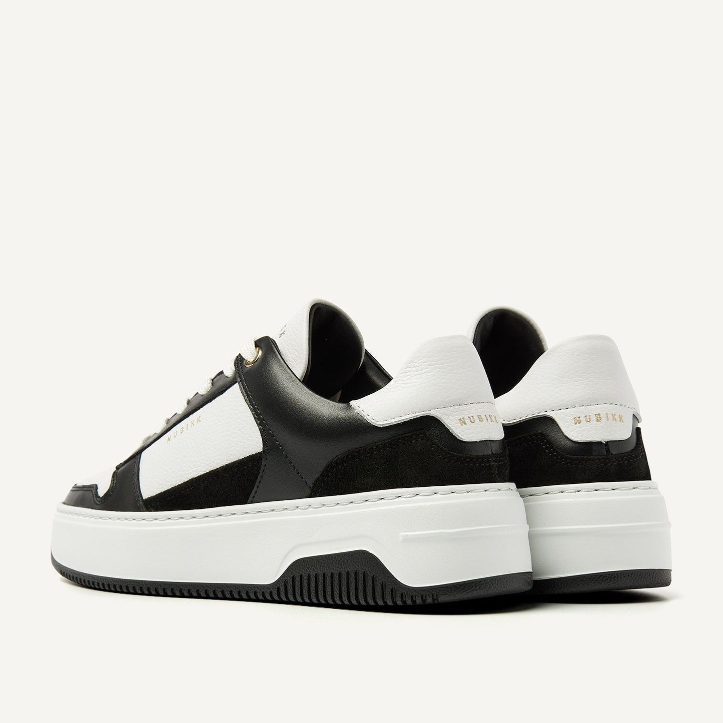 Rückansicht der Nubbik Basket Court Sneaker aus hochwertigem italienischem Leder in Schwarz und Weiß.