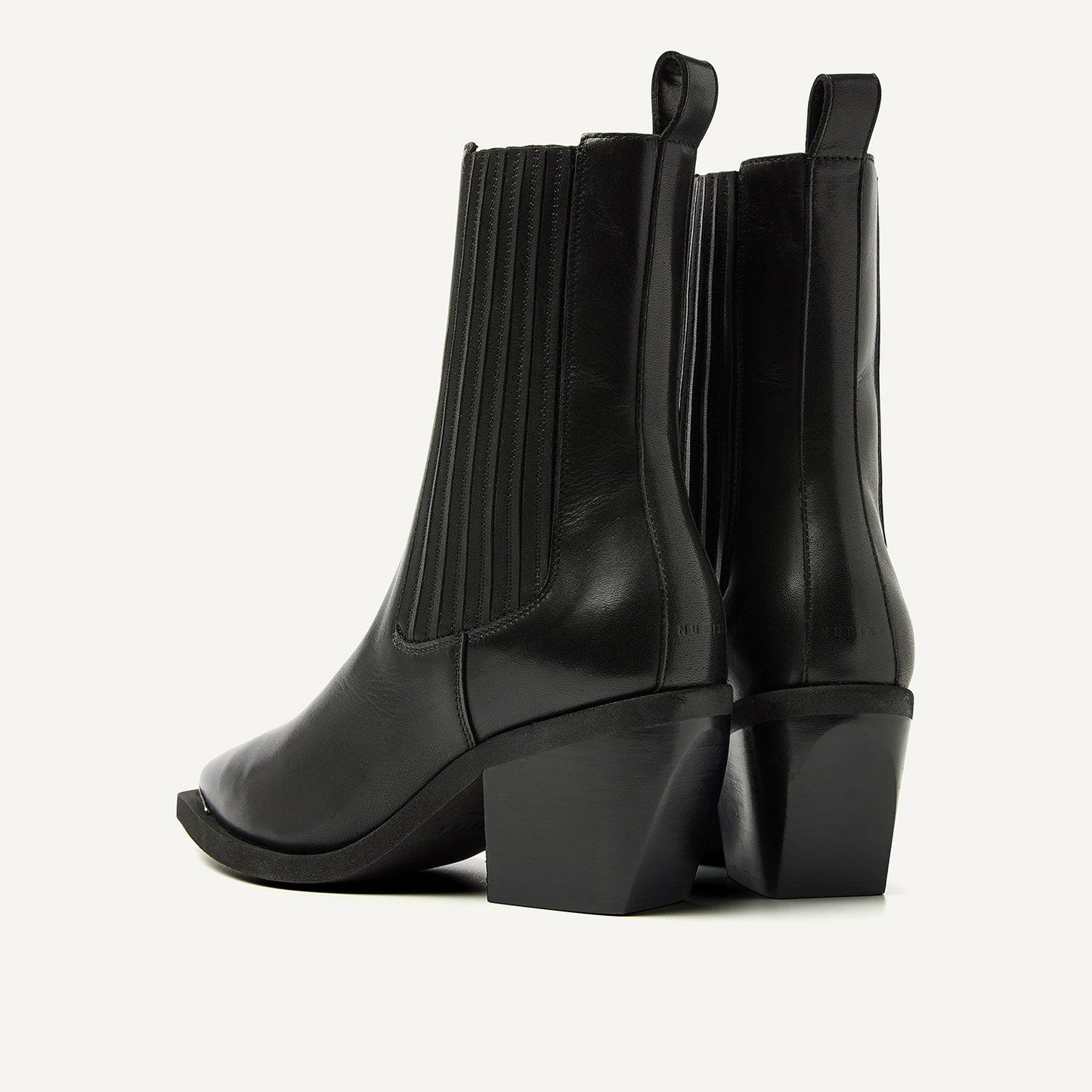 Rückansicht der Nubbik Liv Loua Metal Stiefel aus schwarzem Leder mit eleganten Metalldetails.