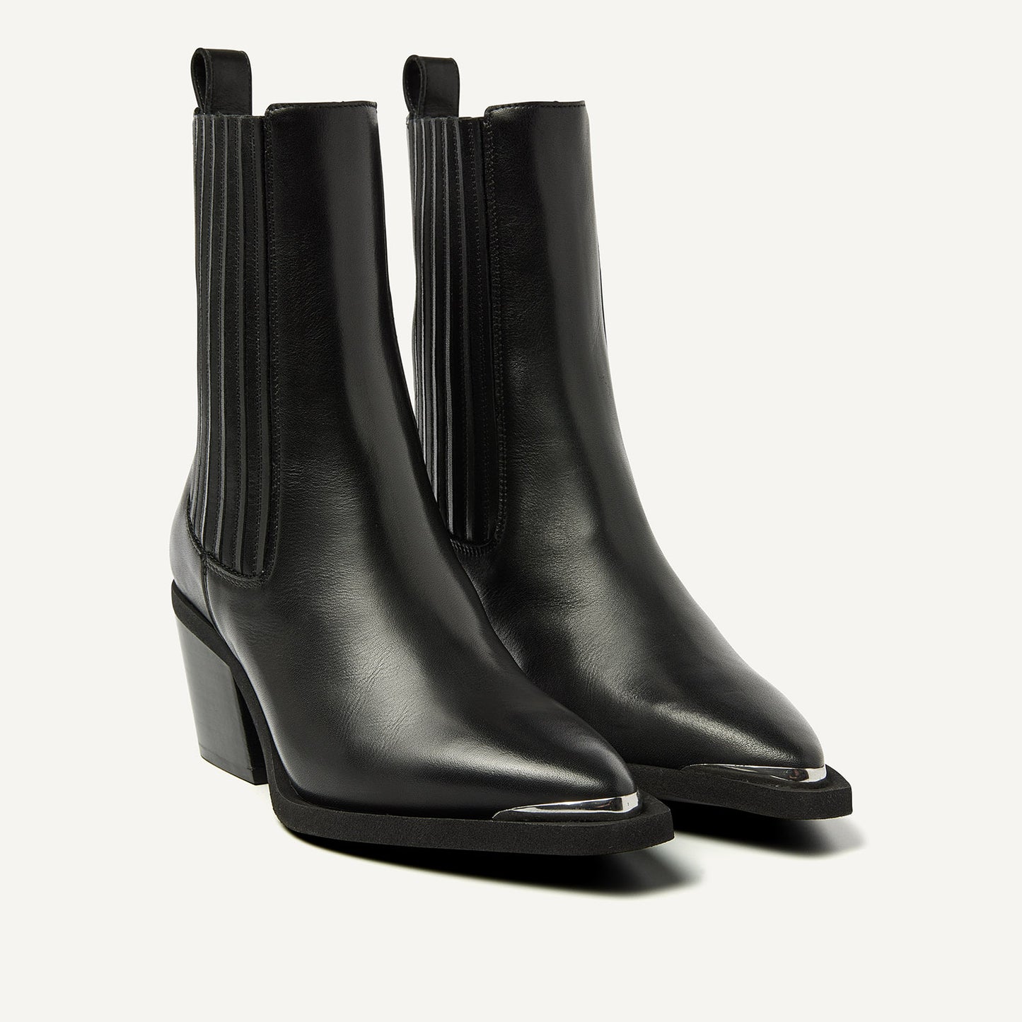 Nubbik Liv Loua Metal Stiefel in Schwarz mit elastischen Seiten und spitzer Spitze, seitliche Ansicht.