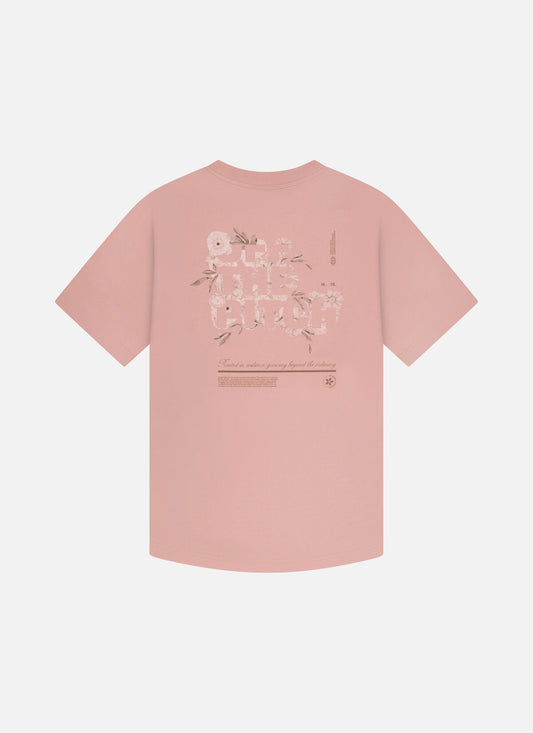 Off The Pitch Blossom Slim Fit Tee - Misty Rose, rosa Slim Fit T-Shirt mit großem floralem Print und Schriftzug auf dem Rücken, Rückansicht