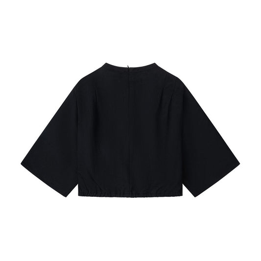 Off The Pitch Pleated Mona Top - Black, schwarzes Crop-Top mit kurzen Ärmeln und Faltenstruktur, Rückansicht mit Reißverschluss