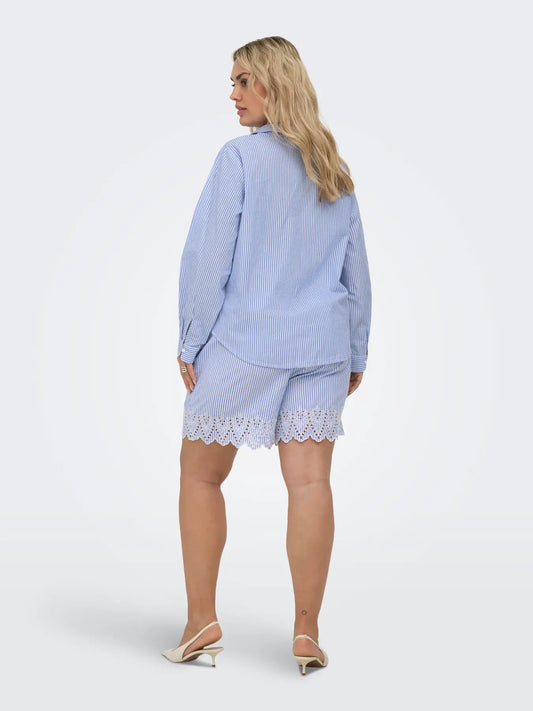 Only Carmakoma Cetina Striped Shirt - Kentucky Blue, blau-weiß gestreifte Bluse in Rückansicht kombiniert mit passender Shorts, lockere Passform und modischer Look