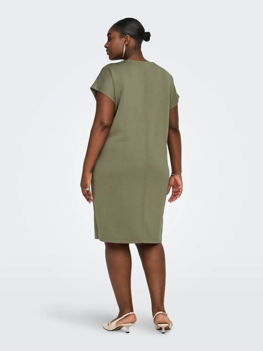 Only Carmakoma Lise Capsleeve N-Neck Dress - Mermaid, grünes Kleid mit lockerem Schnitt und kurzen Ärmeln, Rückansicht am Model