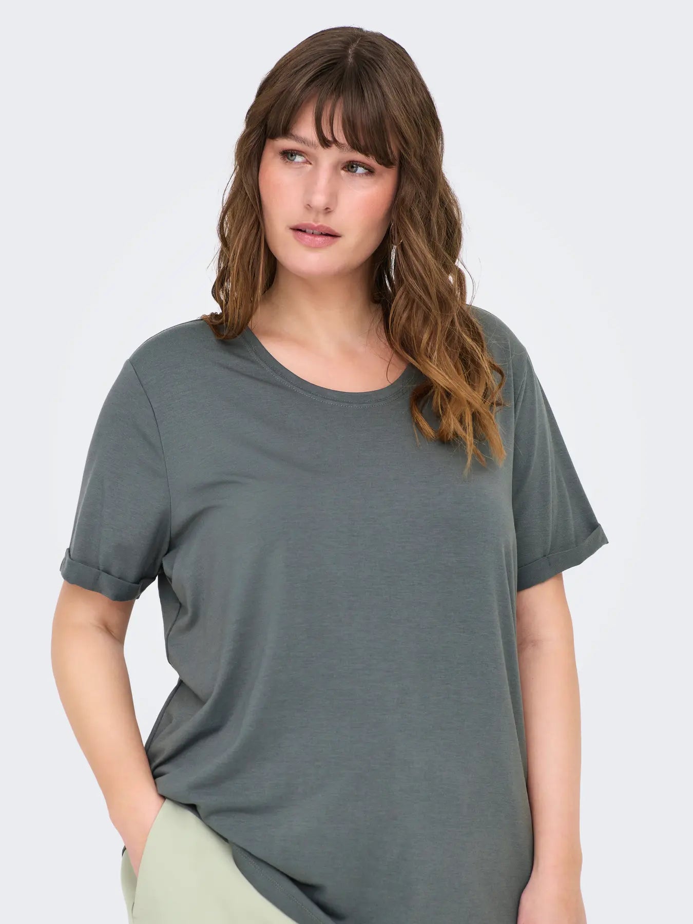 Detailaufnahme des Ausschnitts und der Ärmel vom Only Carmakoma Moster Fold Up Top in Balsam Green für Damen