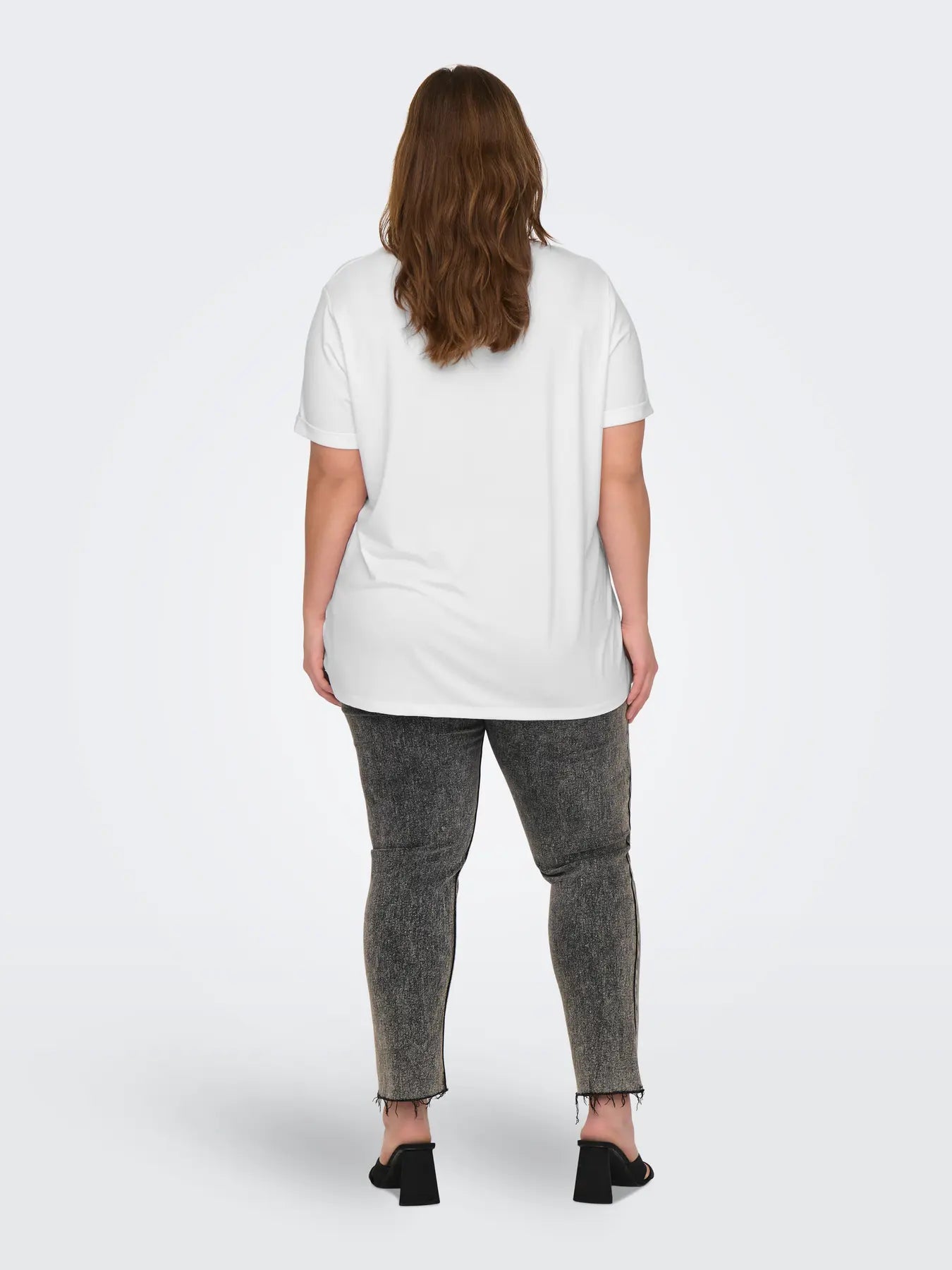 Rückansicht des Only Carmakoma Moster Fold Up Top White, locker geschnitten und perfekt kombinierbar mit Jeans oder Röcken.