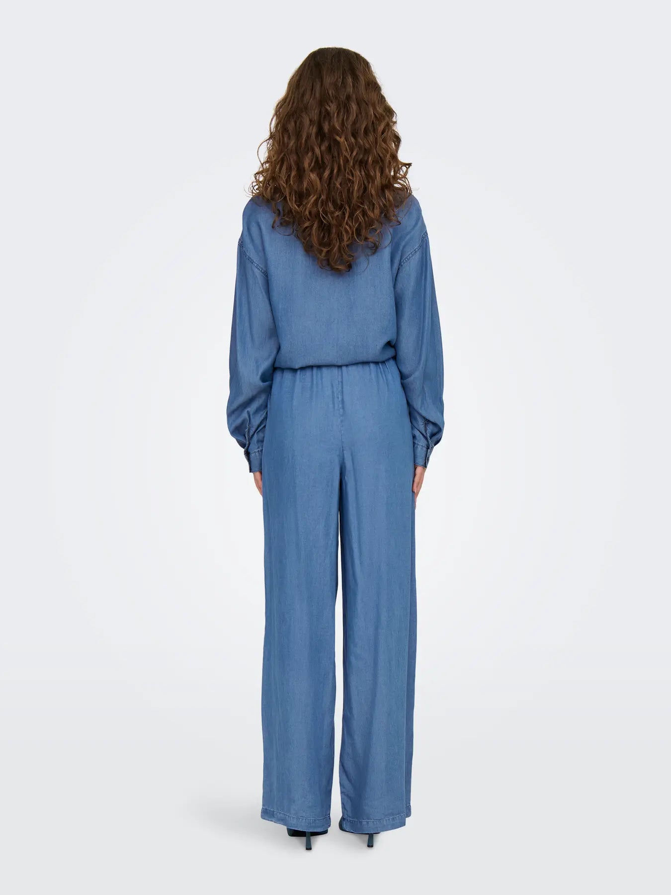 Rückansicht der Only Charis Life Pull Up Pant Medium Blue – gerade geschnittene Hose mit elastischem Bund und hohem Sitz.