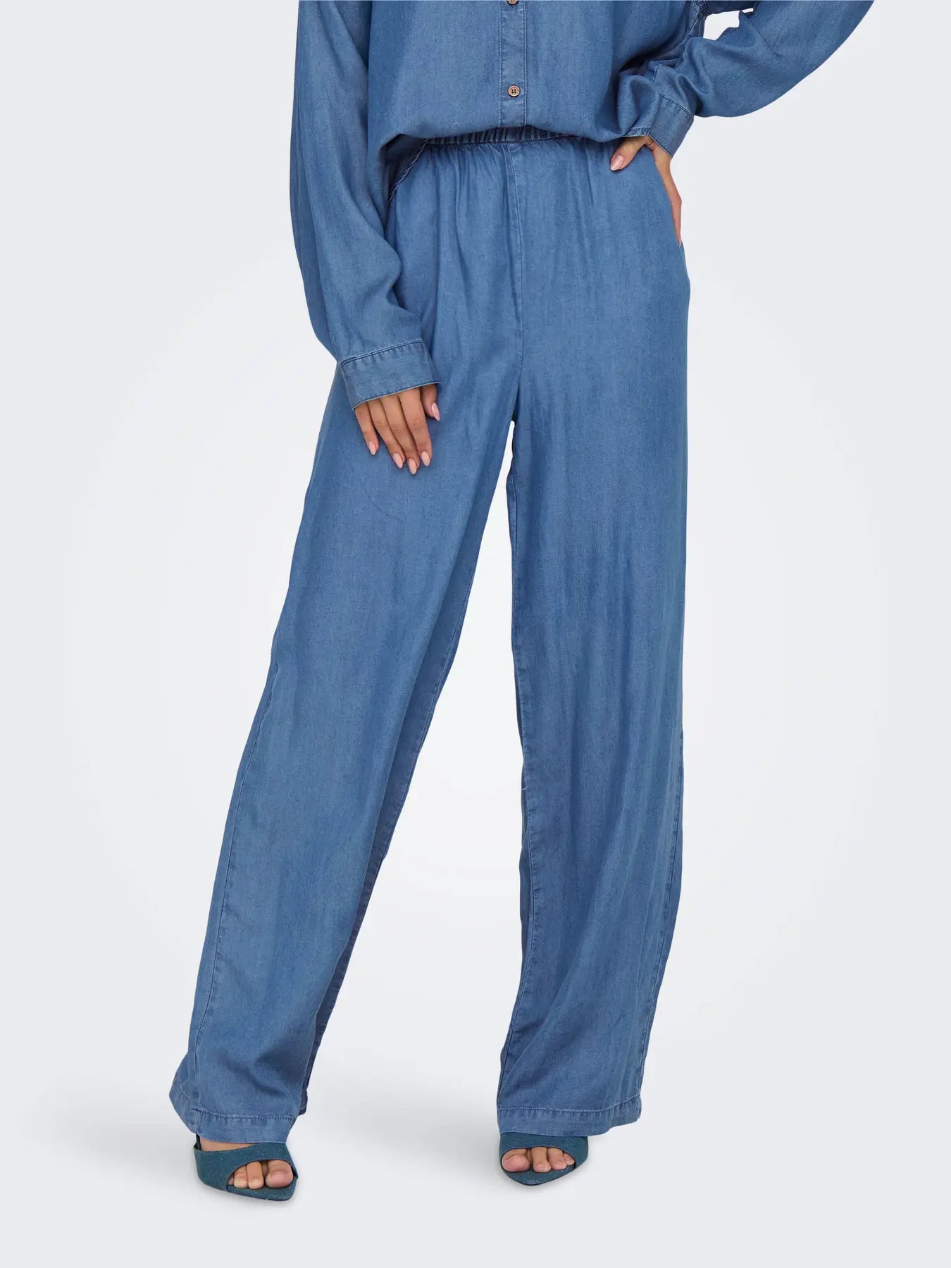 Only Charis Life Pull Up Pant Medium Blue – bequeme Hose mit geradem Schnitt und hohem Bund in der Vorderansicht.