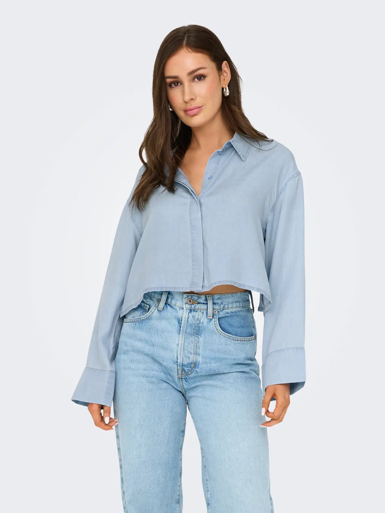 Nahaufnahme des Only Charis Life Shirt Light Blue Medium, das weiche Material und dezente Knöpfe für ein hochwertiges Finish zeigt.
