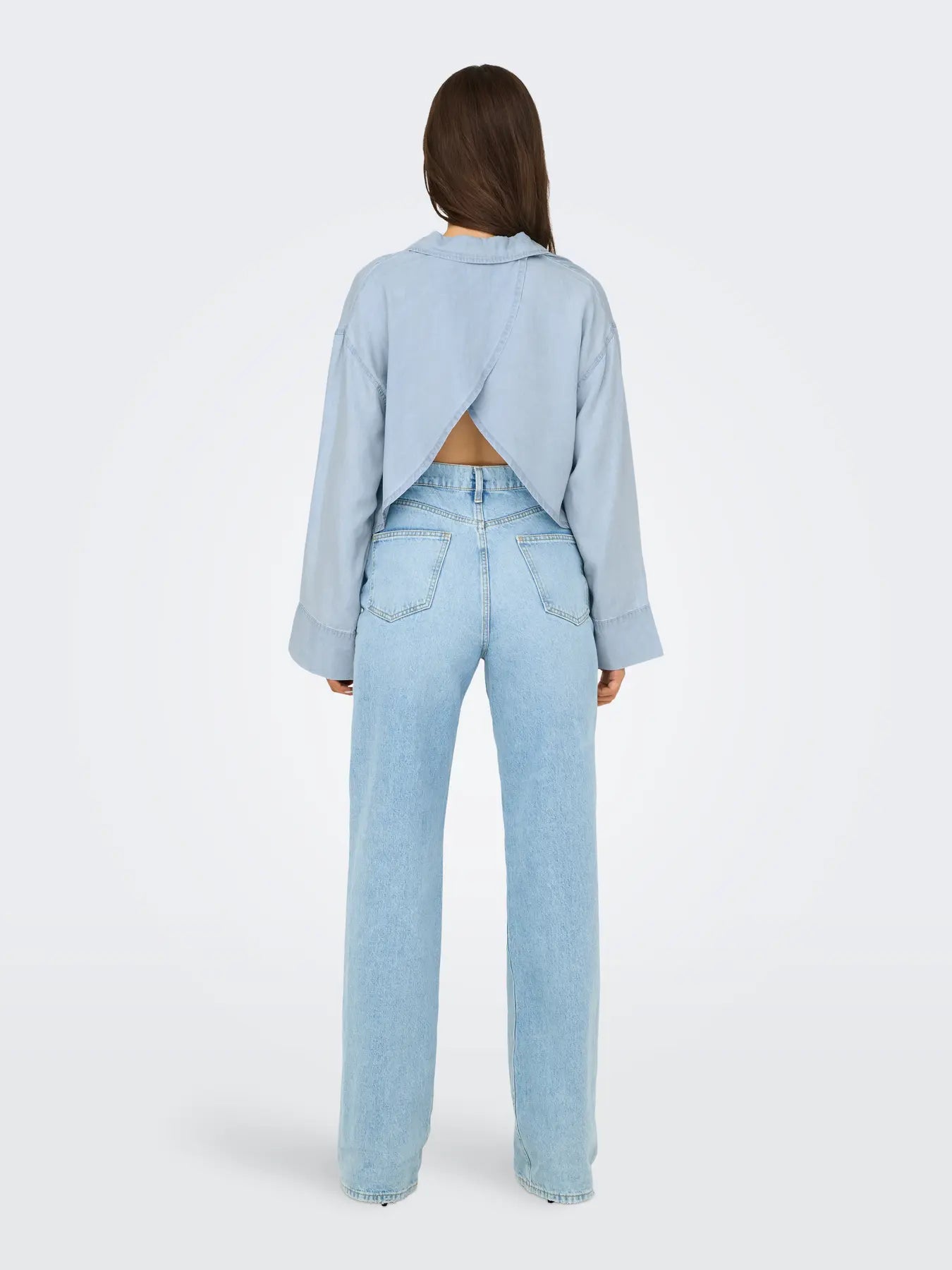Rückansicht des Only Charis Life Shirt Light Blue Medium mit modernem offenen Rücken-Design, ideal für einen lässigen und stilvollen Look.