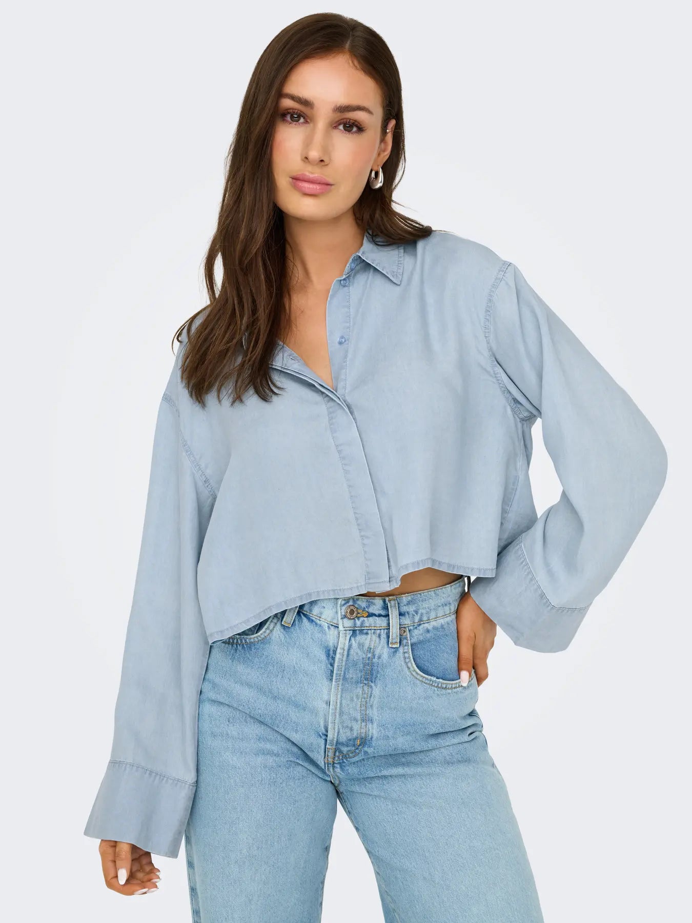 Damenbluse Only Charis Life Shirt in Light Blue Medium, mit klassischem Hemdkragen und weiter Passform, perfekt kombinierbar mit Jeans oder Röcken.