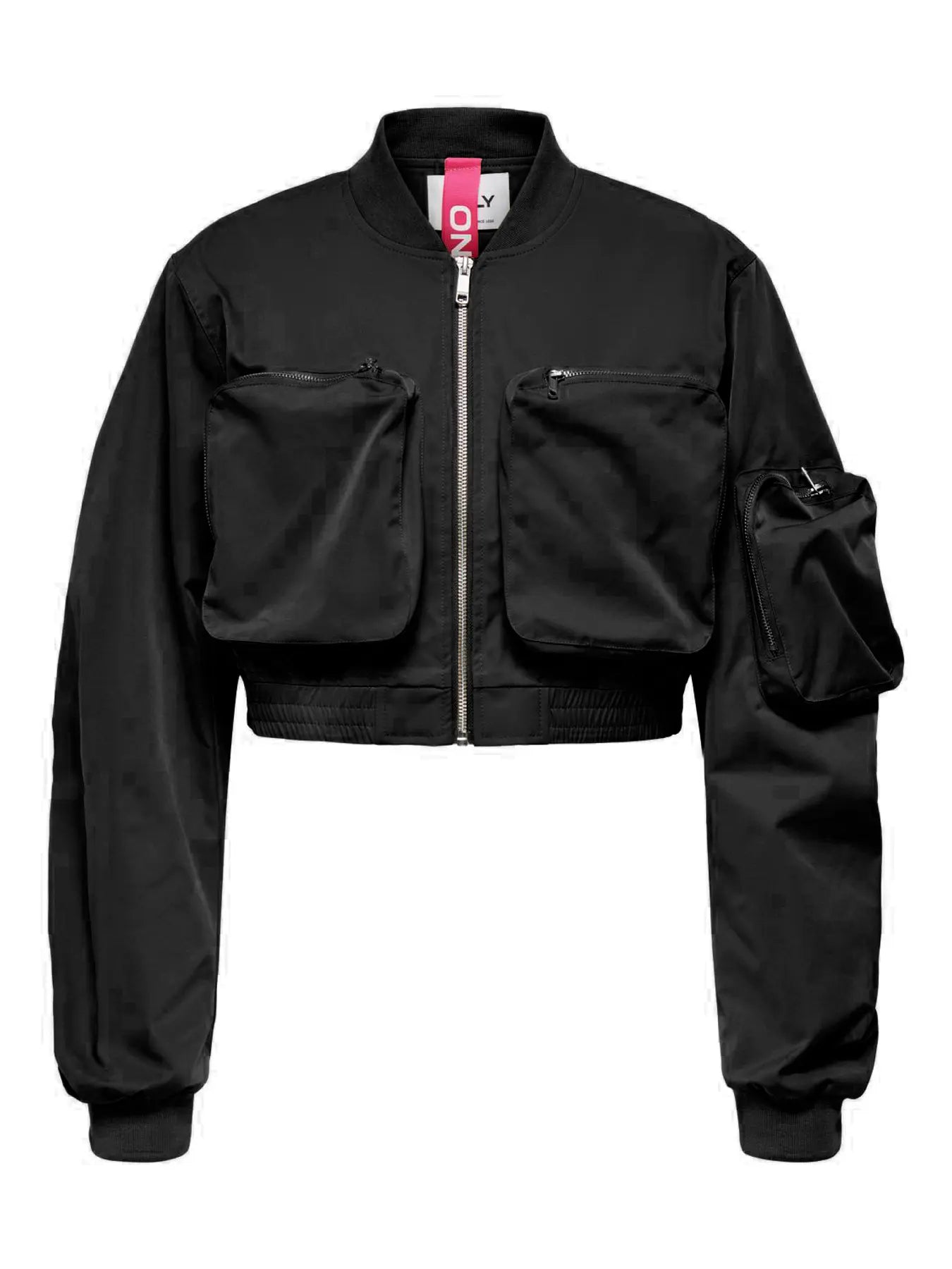 Vorderansicht der Only Saga Bomber Black – stylische schwarze Bomberjacke mit Reißverschluss, großen Fronttaschen und Ärmeltasche.