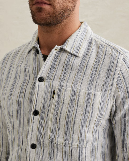 Detailaufnahme des PME Legend Long Sleeve Shirt Mattweave Stripe - Sargasso Sea: klassischer Hemdkragen mit Knopfleiste und feiner Mattweave-Streifenstruktur.