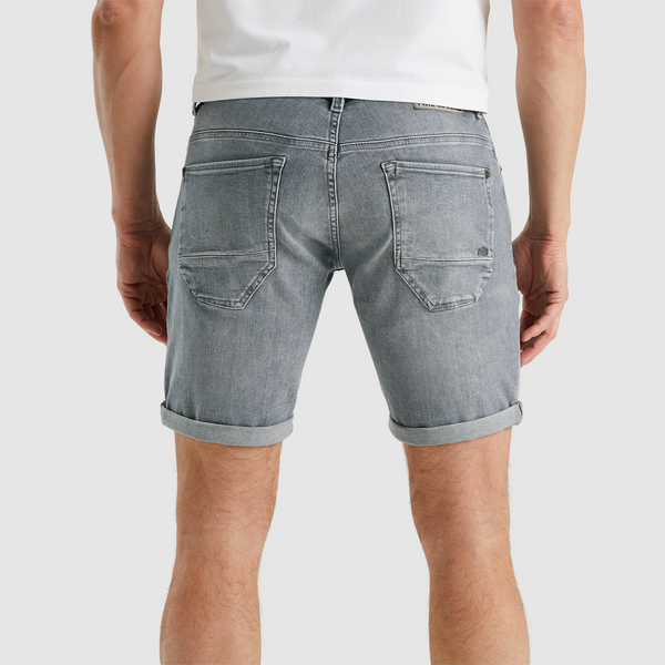 Rückansicht der PME Legend Nightflight Shorts in Green Coated Denim mit markanten Gesäßtaschen und umgeschlagenem Saum. Perfekte Passform für einen lässigen Look.