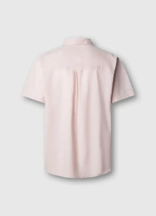 Rückansicht des Pepe Jeans London Percy - Light Pink: einfarbiges Kurzarmhemd in Hellrosa mit gerader Passform und sauber gearbeiteter Rückenpasse.