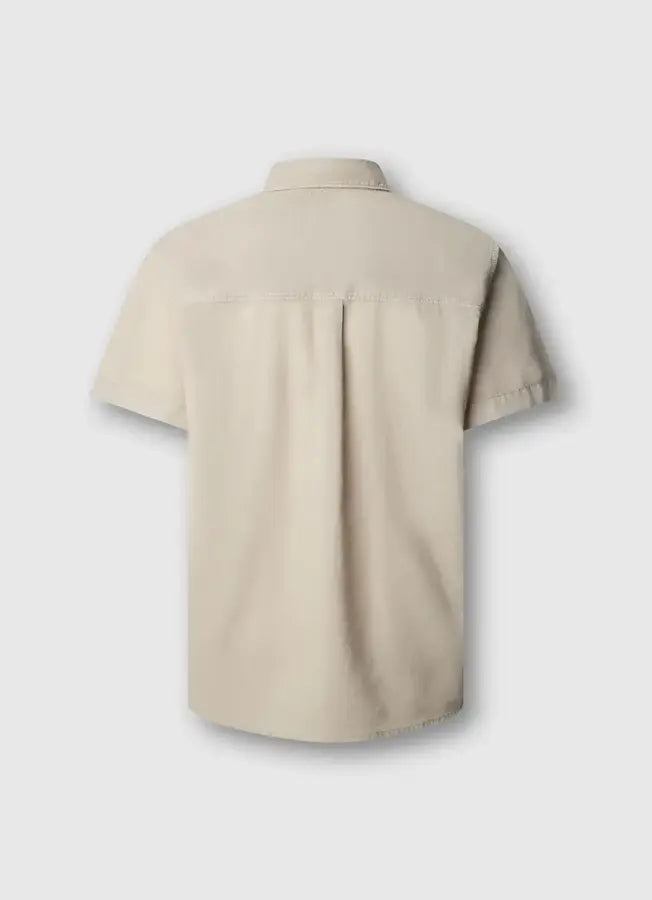 Rückansicht des Pepe Jeans London Percy - Malt Beige: einfarbiges Kurzarmhemd in Malt Beige mit gerader Passform und sauber gearbeiteter Rückenpasse.