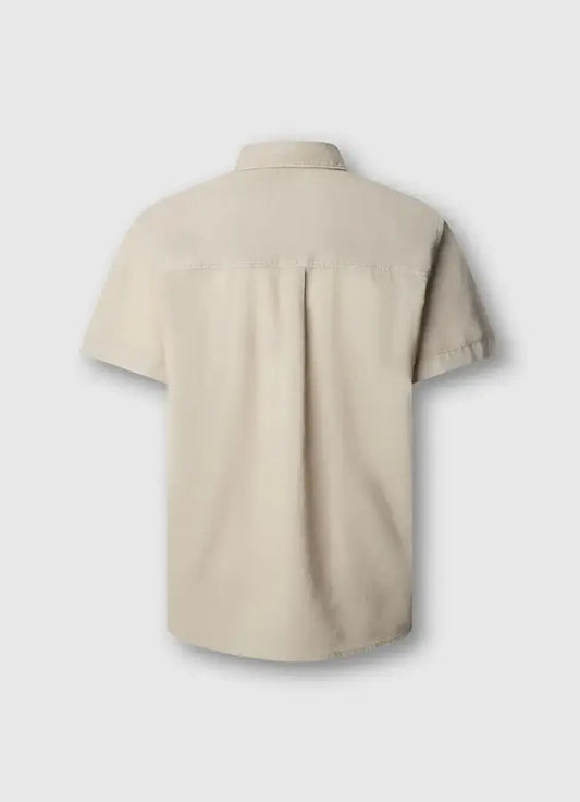 Rückansicht des Pepe Jeans London Percy - Malt Beige: einfarbiges Kurzarmhemd in Malt Beige mit gerader Passform und sauber gearbeiteter Rückenpasse.