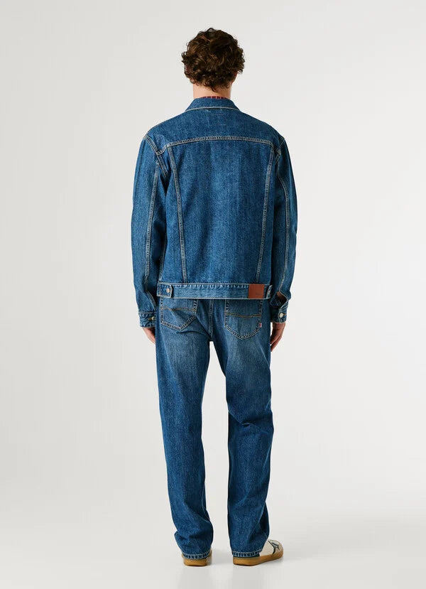 Rückansicht der Pepe Jeans London Regular Jacket - Denim: Regular Fit Jeansjacke mit klassischer Rückenpasse, verstellbarem Bund und authentischer Denim-Waschung.