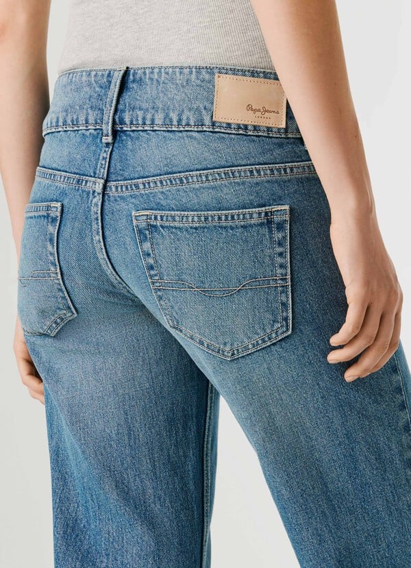 Rückansicht der Pepe Jeans London Venus - Low Waist Straight - 4VB mit Gesäßtaschen, Logo-Lederpatch am Bund und geradem Beinverlauf.