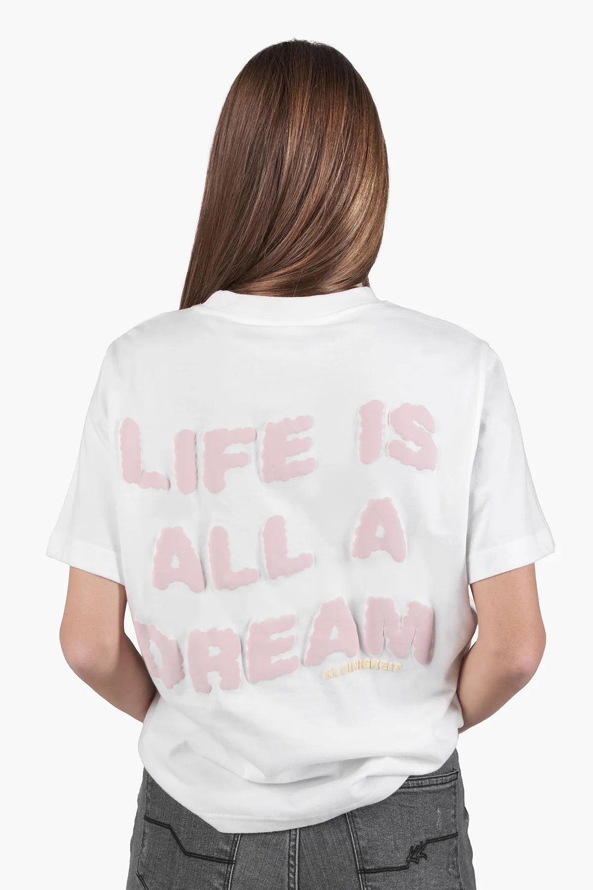 Rückansicht des weißen Kleinigkeit All a Dream Shört mit großem rosa Print "LIFE IS ALL A DREAM"