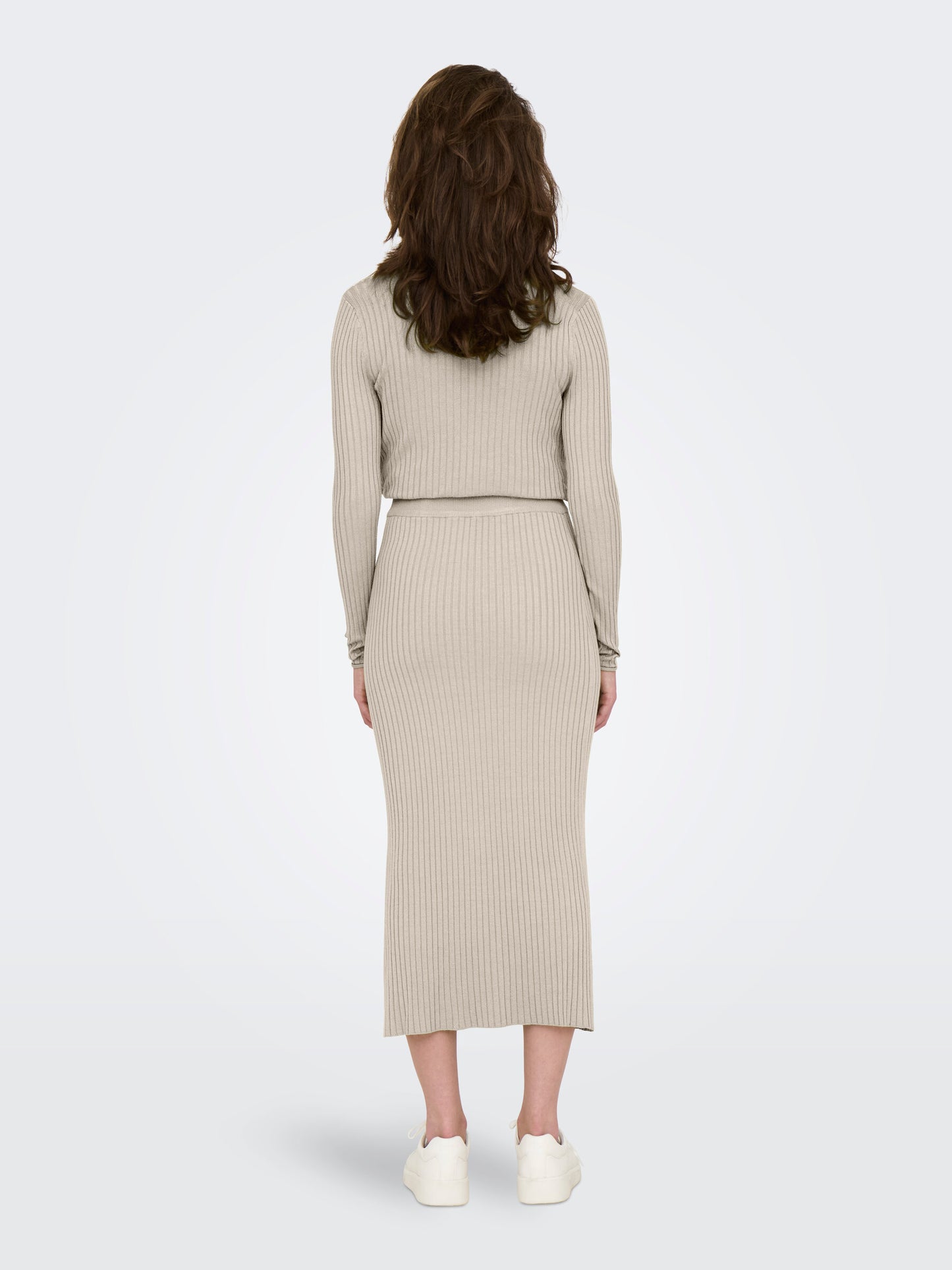 Model trägt Rippstrickrock von Only in der Farbe Birch in Midi-Länge mit passendem Oberteil, Ansicht von hinten.