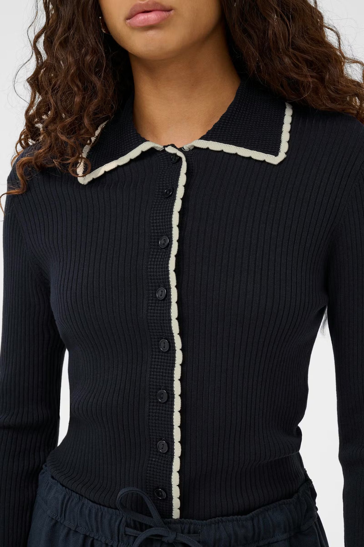 Soaked Lysandra Polo Cardigan – Salute in klassischer Polo-Optik mit Knopfleiste und modernem Schnitt, Frontansicht.