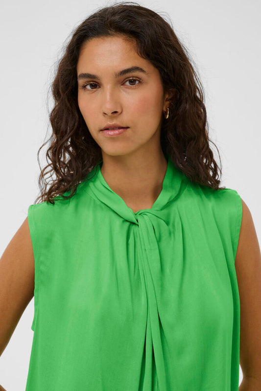 Detailansicht vom Soaked Nadeya Miria Top – Vibrant Green mit femininem Bindekragen und weich fallendem Material.