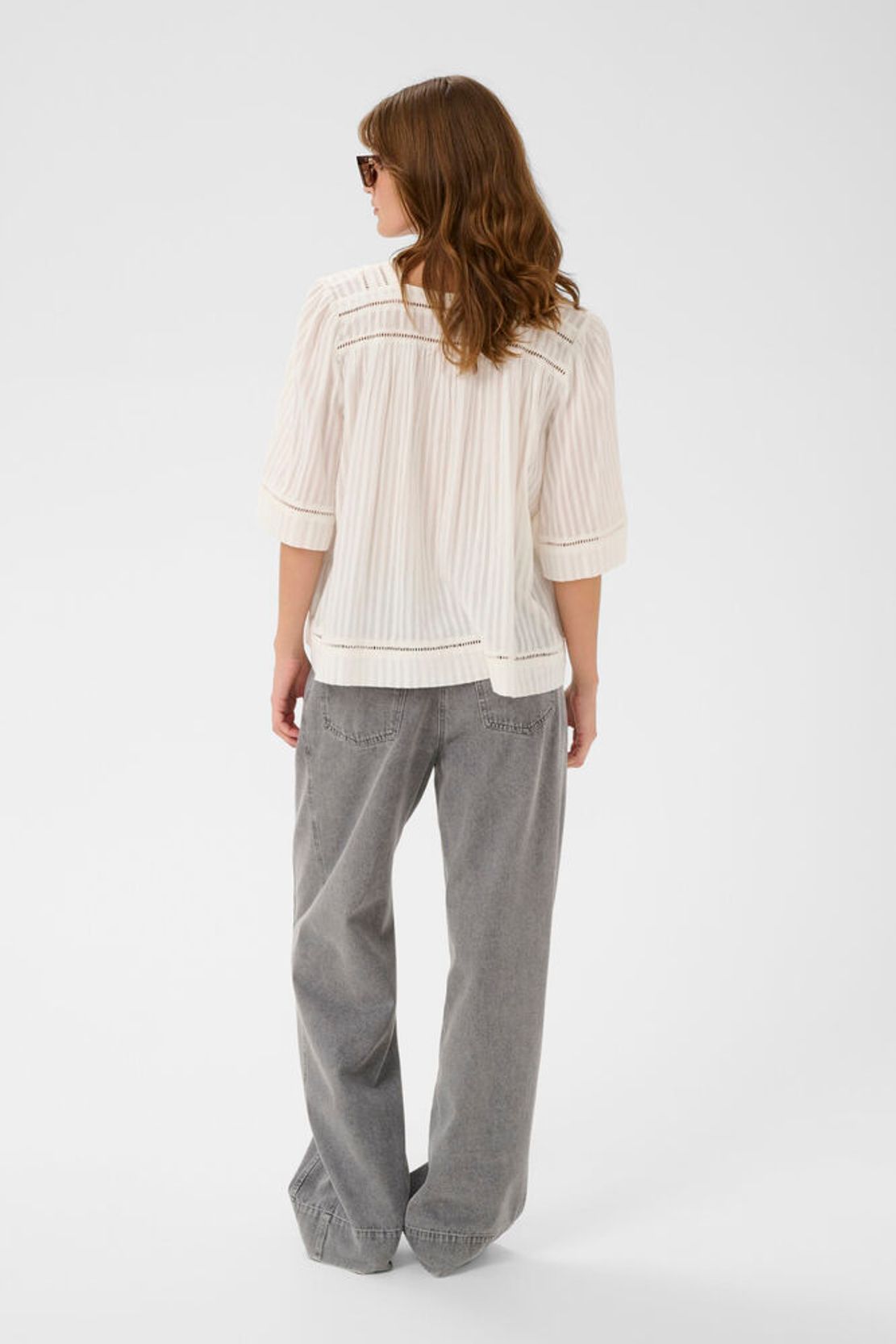 Rückansicht der Soaked Bianca Blouse - Broken White mit lockerem Schnitt und halbtransparentem Stoff