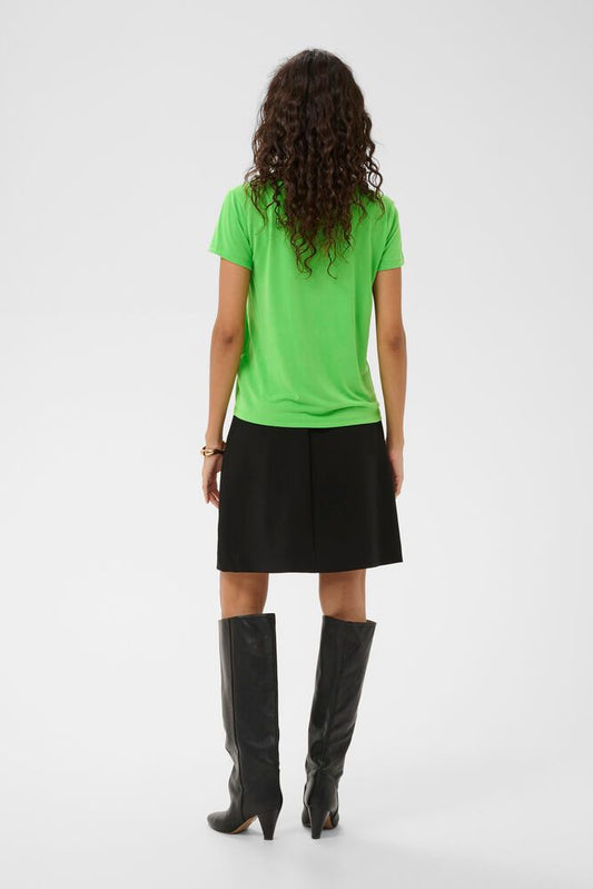 Rückansicht des Soaked Columbine V-Neck - Vibrant Green getragen als modernes Damen-T-Shirt mit kurzem Arm