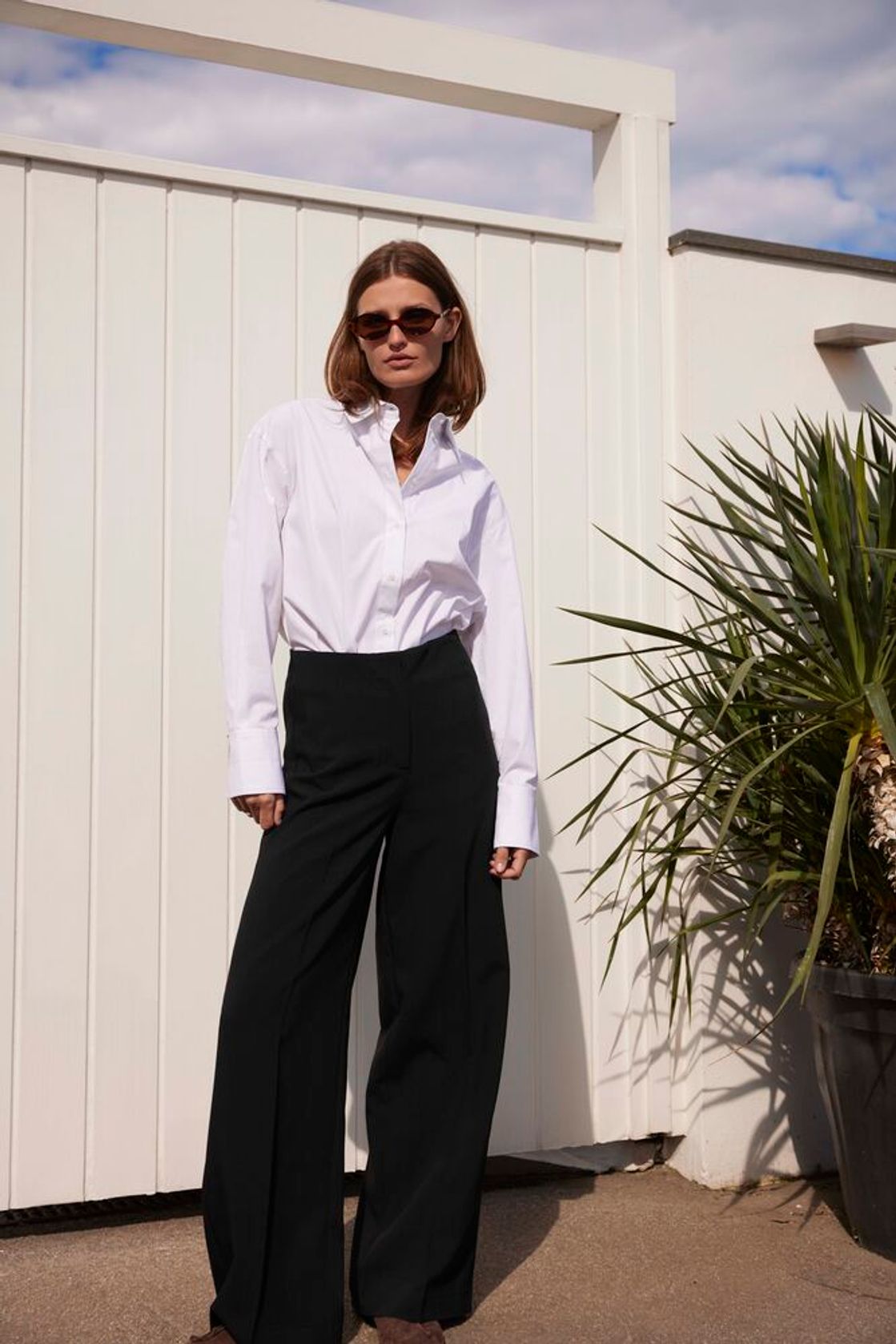 Soaked Corinne Wide Long Pants - Black kombiniert mit weißem Hemd, stilvolle schwarze Hose mit weitem Bein für Business- und Freizeitlooks.