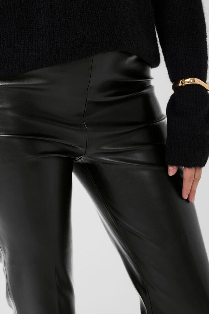 Detailaufnahme der Soaked Kaylee Kickflare Pants Black mit glatter Oberfläche und elegantem Finish