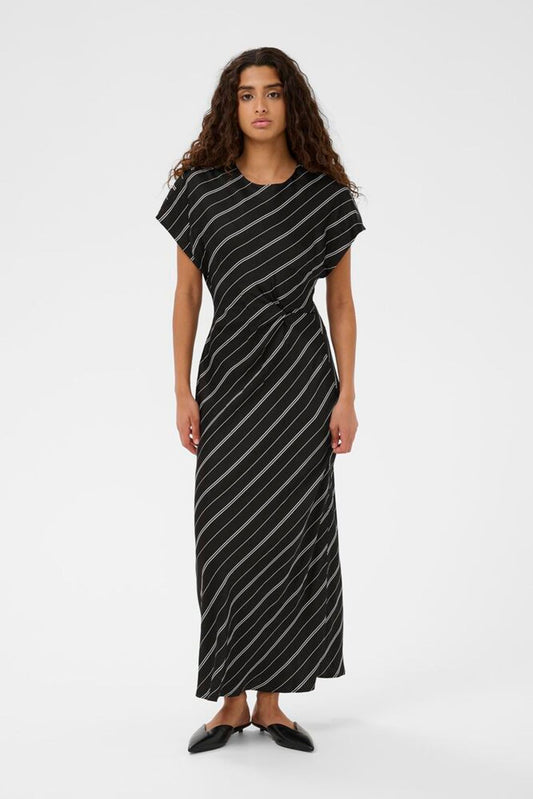 Soaked Marcela Mimir Printed Dress - Vlack White Stripes in voller Länge mit diagonalen Streifen und modernem Schnitt