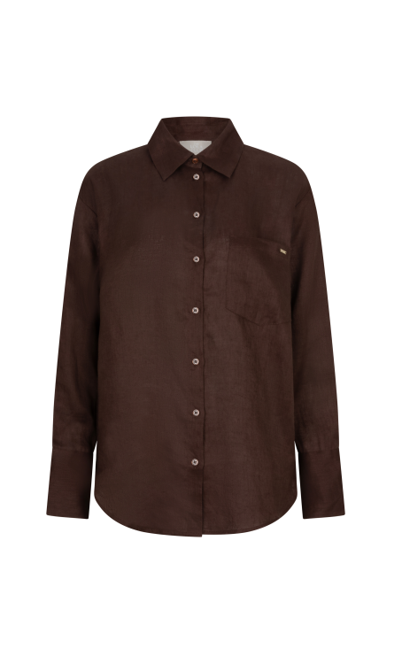 The Lola Club Elaine Blouse - Chocolate als freigestellte Produktansicht: langärmelige Bluse in Schokoladenbraun mit klassischem Kragen, durchgehender Knopfleiste und Brusttasche.
