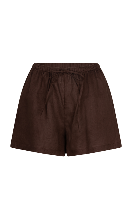 The Lola Club Elaine Short - Chocolate als freigestellte Produktansicht: kurze, braune Shorts mit elastischem Bund, Tunnelzug und lockerer Passform für warme Tage.