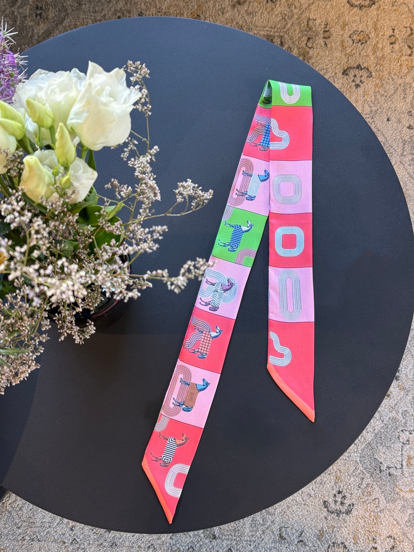 Schmales Twilly-Seidentuch in Pink und Grün mit Mosaik-Design und abstrakten Tiermotiven. Vielseitig tragbar als Halstuch, Haarband oder Taschen-Accessoire.