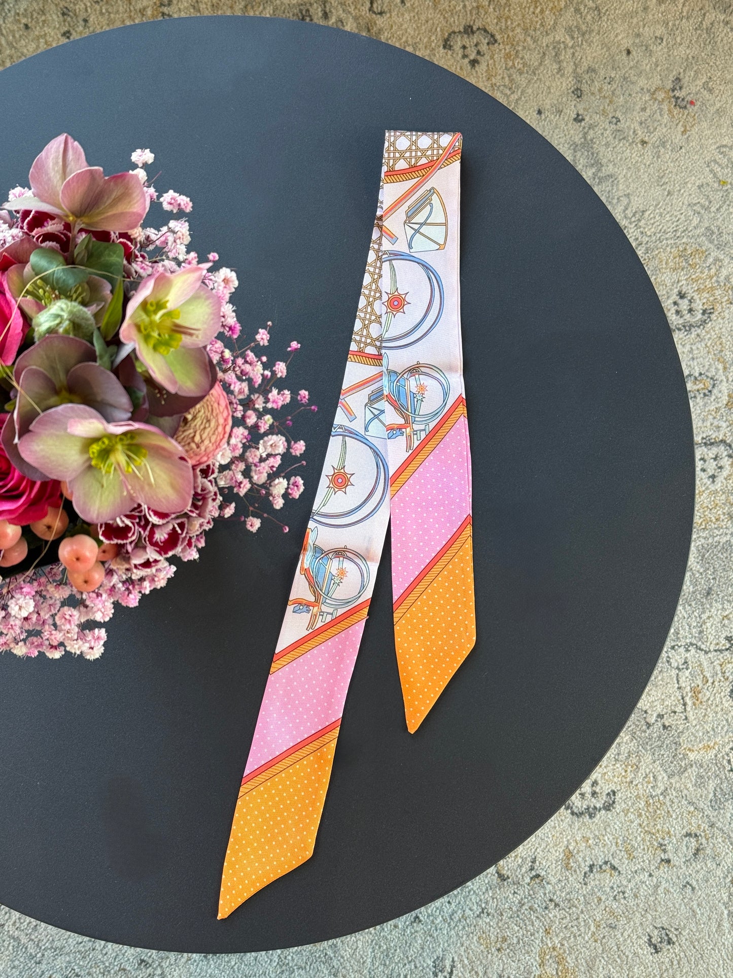 Twilly Sunset Carousel Stilvolles Seidentuch mit lebendigem Muster