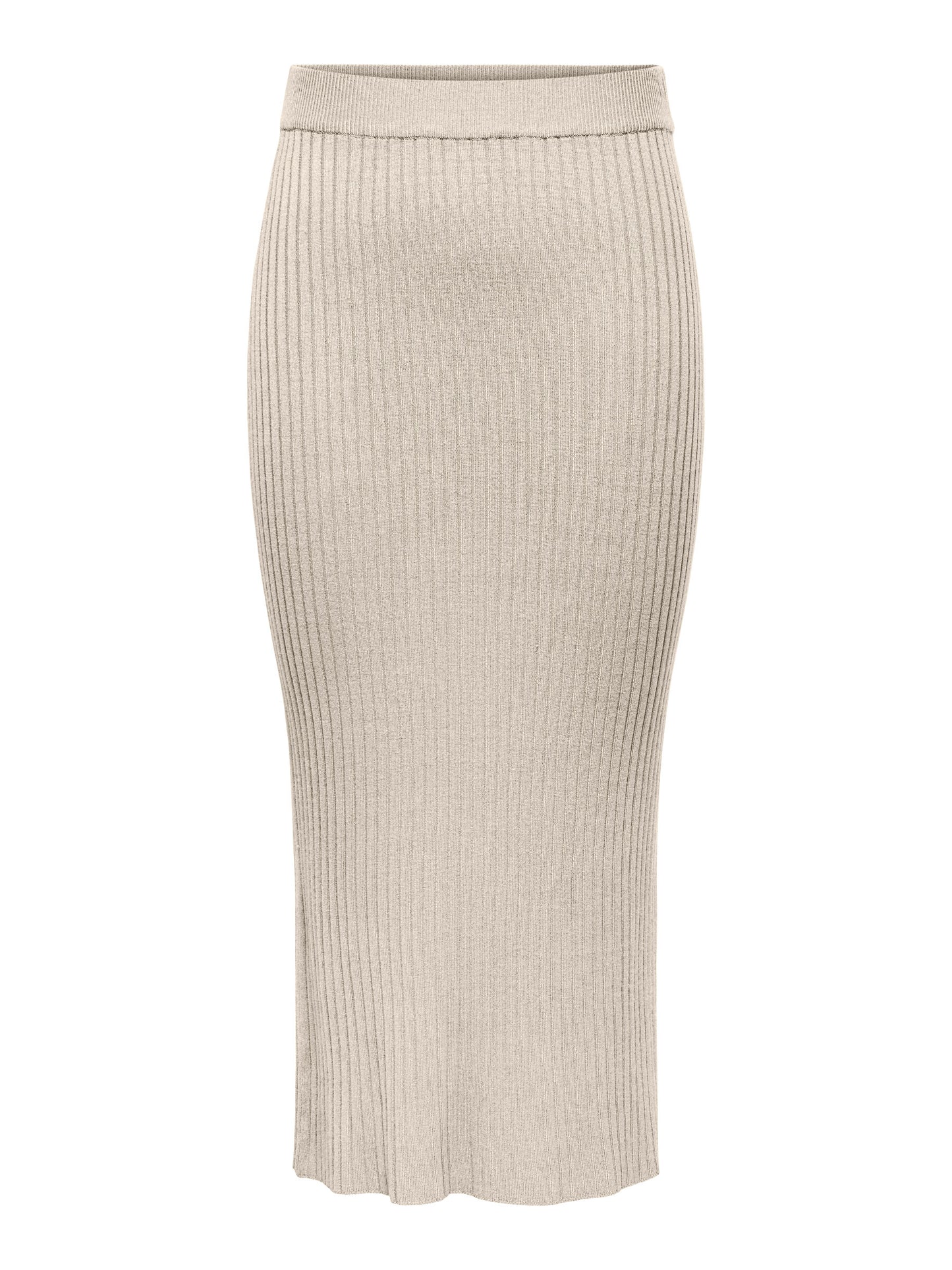 Beiger Rippstrickrock von Only in der Farbe Birch, kombiniert mit passendem Oberteil, seitlicher Schlitz und Sneakers.