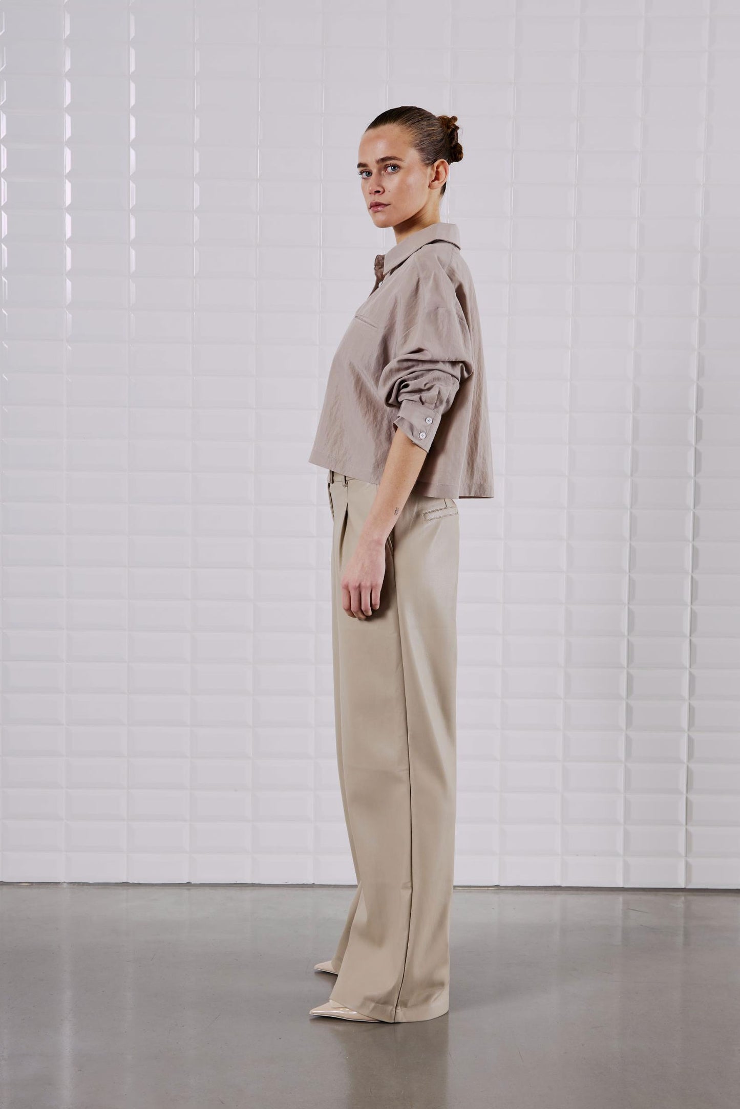 Seitenansicht des WithBlack Quinie Cropped Shirt Mineral Gray, locker geschnitten mit Brusttasche und geknöpften Manschetten.