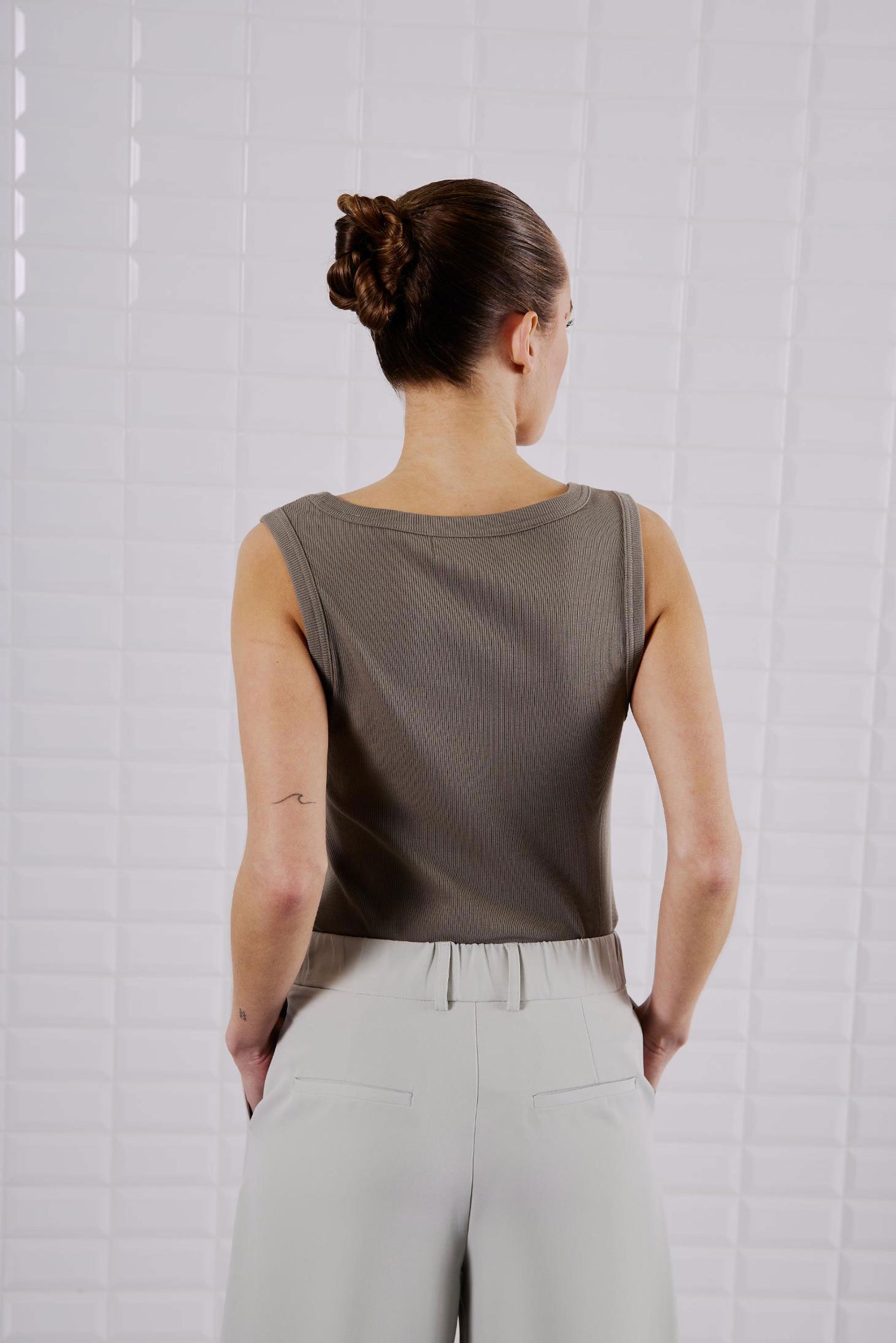 Rückansicht des WithBlack Lulu Tank Top Light Stone Grey, ärmelloses Design mit breiten Trägern und leichter Struktur.