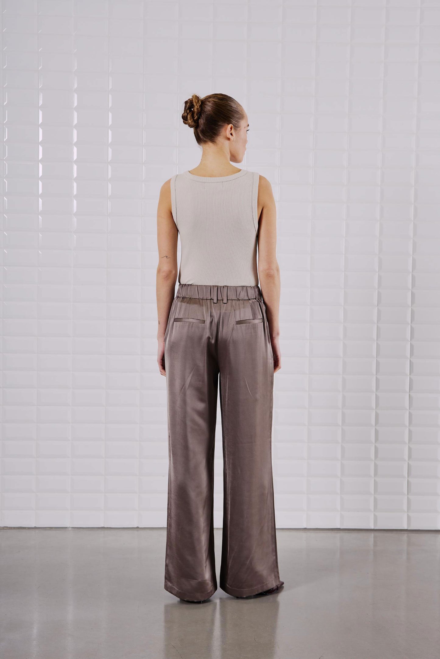 Rückansicht des WithBlack Lulu Tank Tops in Silver Lining, zeigt den geraden Schnitt und die angenehme Passform.